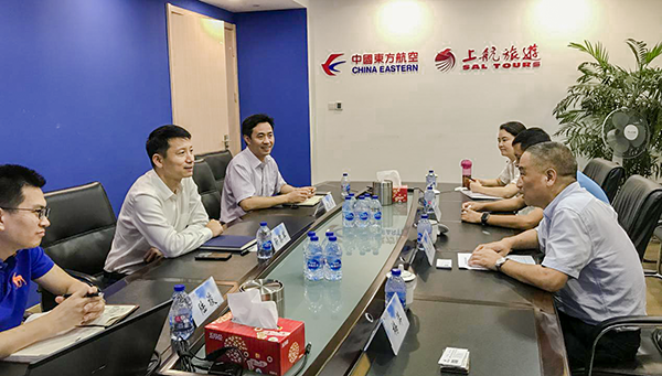 7月9日，集團公司董事長李漢東、副總經(jīng)理龔勇一行前往上航假期國際旅行社總部，拜訪上航假期總經(jīng)理靳黎軍，雙方就下一步開展更加深入的合作進行了洽談。市場營銷部、經(jīng)營管理部相關(guān)負責人陪同參加。.png