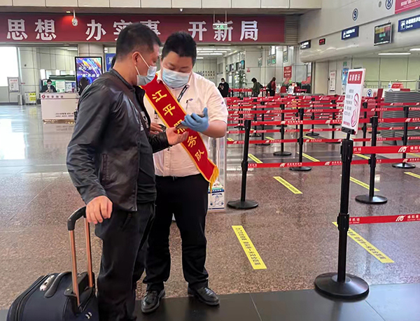 1649662024123694.jpeg 首登機服務協(xié)助旅客放心出行.jpeg