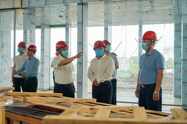 1653619548140602.jpg 經(jīng)開區(qū)黨工委調(diào)研綿陽機場T2航站樓項目建設(shè)情況.jpg