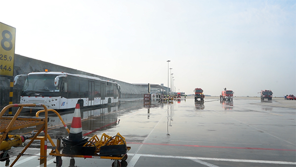 1654650268129921.jpg 綿陽機(jī)場積極組織開展航空器跑道突發(fā)事件應(yīng)急救援演練2.jpg