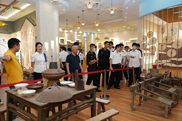 “助力鄉(xiāng)村振興，踐行艱苦奮斗” 將新員工黨性教育活動搬到對口幫扶村.jpg