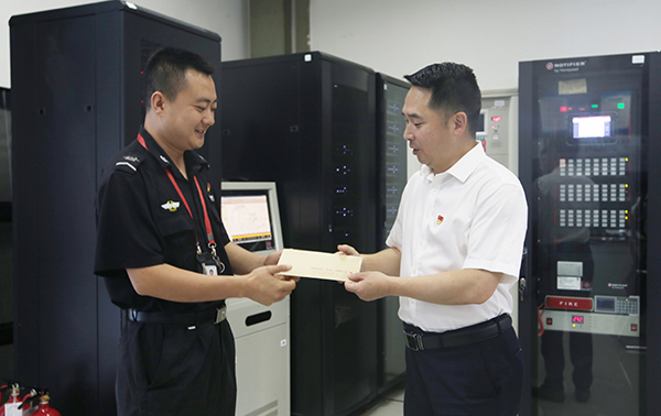 1656576095137615.jpg “七一”慰問傳黨情 黨的關(guān)懷暖人心1.jpg