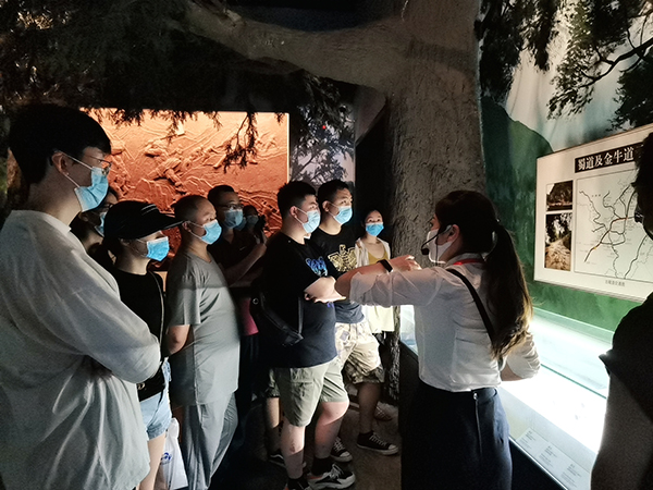 1658110419102592.jpg 安檢站旅檢一隊(duì)開展“學(xué)歷史 促凝聚”團(tuán)建活動(dòng)2.jpg