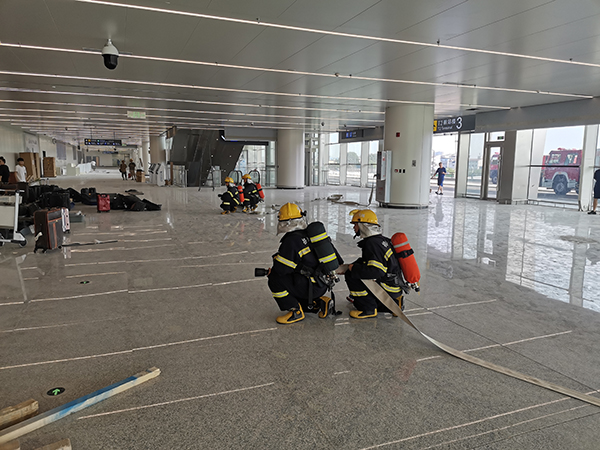 1660181363285128.jpeg 消防護衛(wèi)部在T2航站樓開展消防單項演練.jpeg