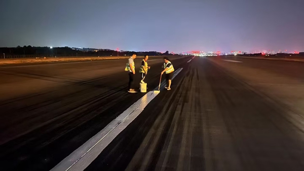 深夜，航班結(jié)束后，工作人員對(duì)跑道中心線(xiàn)進(jìn)行復(fù)新_副本.jpg